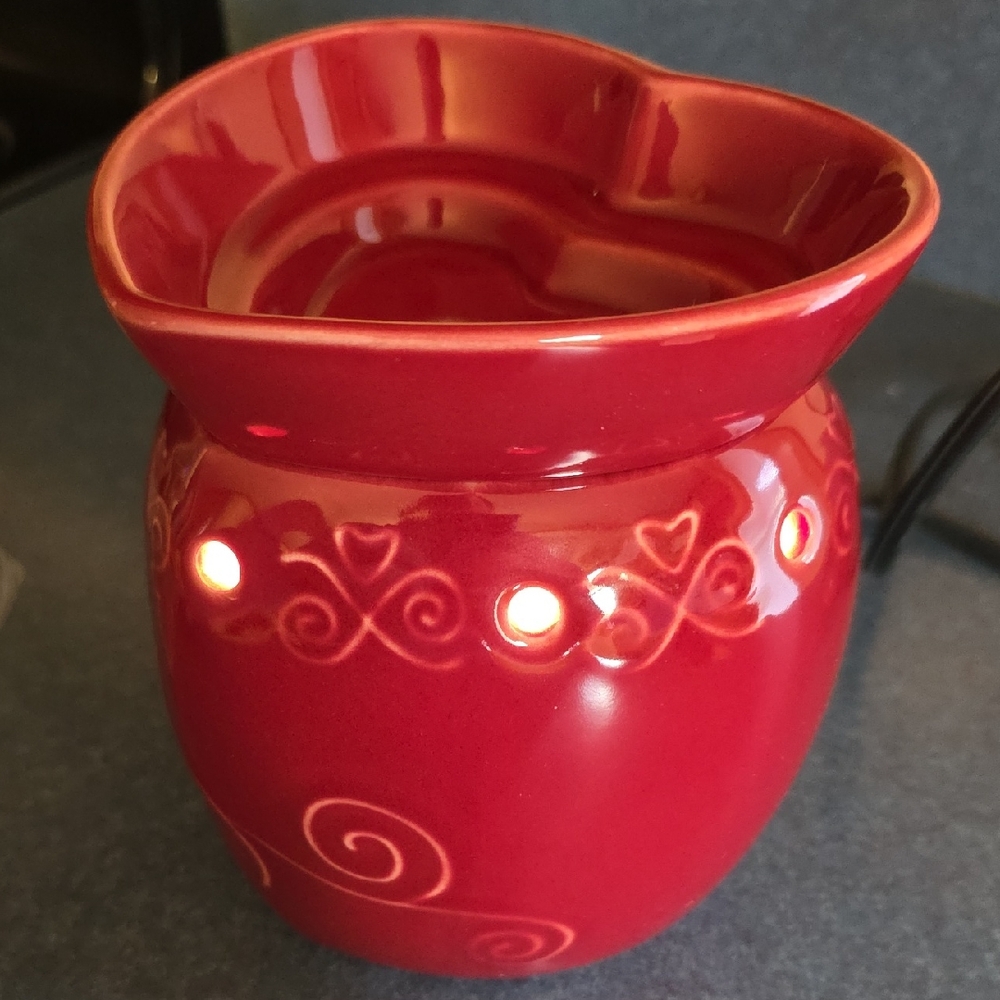 HUGS & KISSES ❤️❤️ Scentsy 25 Watt Ceramic Wax Warmer, GUC ❤️❤️ Fast Shipper! 🥰